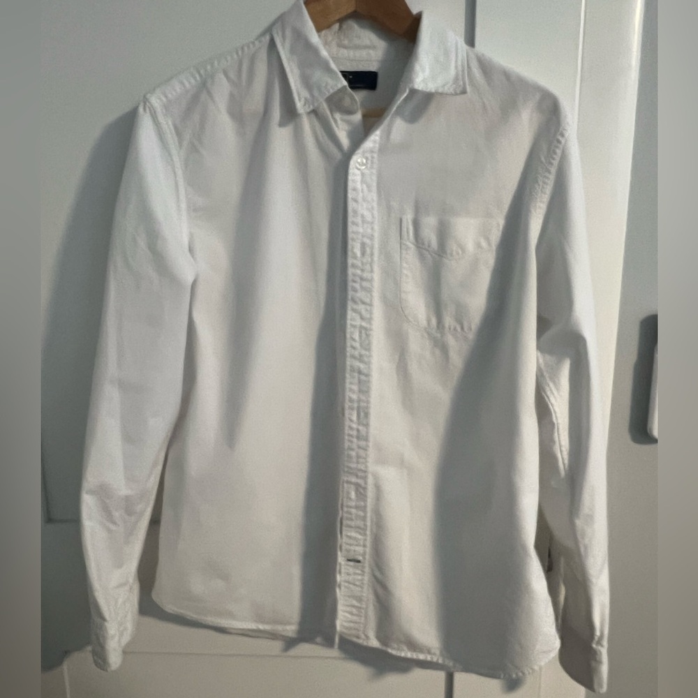 GAP White long sleeve button up dress shirt size M